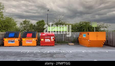 Recyclez les poubelles dans le parking de Sainsbury à Wootton Bassett Banque D'Images