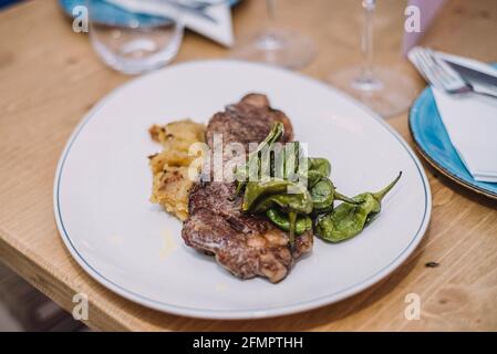 Steak de bœuf de qualité supérieure avec purée de pommes de terre et poivrons verts Banque D'Images