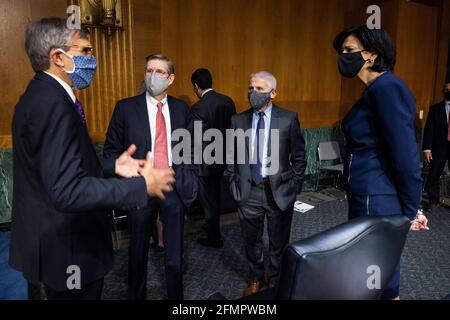 Peter Marks (L), directeur du Centre d'évaluation et de recherche sur les produits biologiques de la FDA de la Food and Drug Administration des États-Unis; David Kessler (C-L), directeur scientifique en chef de la réponse de la COVID au ministère de la Santé et des Services sociaux (HHS); Anthony Fauci (C-R), directeur de l'Institut national des allergies et des maladies infectieuses des National Institutes of Health (NIH); Et Rochelle Walensky (R), directrice des centres américains pour le contrôle et la prévention des maladies (CDC), se préparent à témoigner devant une audience du Sénat sur la santé, l'éducation, le travail et les pensions pour examiner une mise à jour des responsables fédéraux sur l'ef Banque D'Images