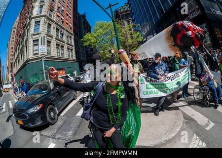 Advocates for marijuana march à New York le samedi 1er mai 2021 au NYC Cannabis Parade annuel. La marche a inclus un large éventail de données démographiques, de la génération du millénaire aux vieux hippies. New York a légalisé la marijuana à des fins récréatives pour les adultes de 21 ans et plus après de nombreuses années et de nombreuses tentatives infructueuses. Les premières ventes légales devraient commencer en 2022. (© Richard B. Levine) Banque D'Images