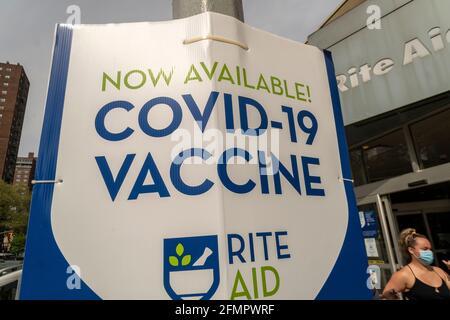 Une affiche devant une pharmacie Rite Aid à New York le mercredi 28 avril 2021 annonce la disponibilité du vaccin COVID-19. (© Richard B. Levine) Banque D'Images