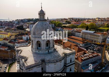 Vue aérienne de Panteao Nacional, le Panthéon national est un tombeau de célébrité dans une église du XVIIe siècle, Lisbonne, Portugal. Banque D'Images