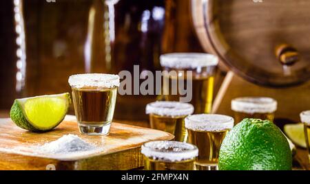 plusieurs verres de tequila, la boisson la plus consommée au mexique Banque D'Images