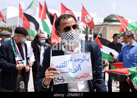 Tunis, Tunisie. 11 mai 2021. Un manifestant portant un masque facial tient un écriteau pendant une démonstration. Des manifestants se sont rassemblés dans la capitale tunisienne pour protester contre l'entrée des forces de sécurité israéliennes à Masjid al-Aqsa, un lieu sacré pour les musulmans. (Photo de Jdidi Wassim/SOPA Images/Sipa USA) crédit: SIPA USA/Alay Live News Banque D'Images