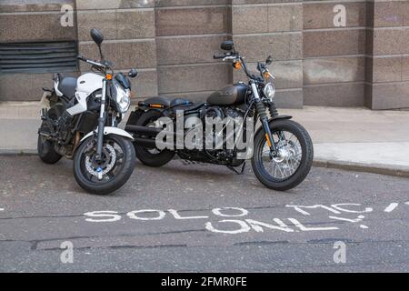 Motos garées dans un seul parking de Solo Motorcycles, Glasgow, Écosse, Royaume-Uni Banque D'Images