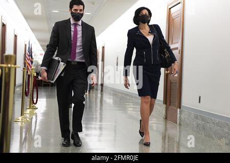 Washington, Distric de Columbia, États-Unis. 11 mai 2021. LE directeur AMÉRICAIN des centres de contrôle et de prévention des maladies, M. Rochelle WALENSKY(à droite), arrive au Comité sénatorial de la santé, de l'éducation, du travail et des pensions pour tenir des audiences sur le point d'examiner et de mettre à jour les efforts des responsables fédéraux contre Covid 19, aujourd'hui le 11 mai, 2021 au bureau du Sénat Dirksen/Capitol Hill à Washington DC, États-Unis. Credit: Lénine Nolly/ZUMA Wire/Alamy Live News Banque D'Images