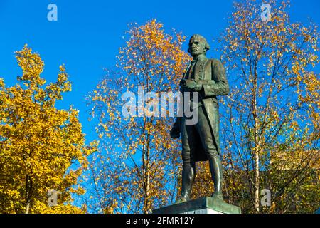 Vue sur le monument Captain James Cook dans le parc Resolution à Anchorage. Alaska, États-Unis. Banque D'Images