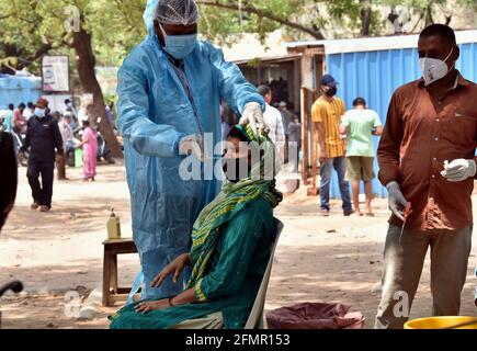 Hyderabad, Inde. 11 mai 2021. Un agent de santé recueille un échantillon d'écouvillonnage nasal pour le test COVID-19 à Hyderabad, en Inde, le 11 mai 2021. Credit: STR/Xinhua/Alay Live News Banque D'Images