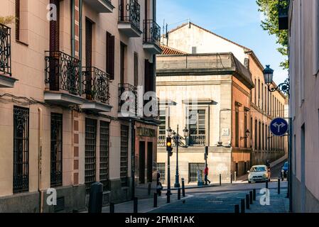 Madrid, Espagne - Mai 8 2021 : rue dans le quartier de Las Letras dans le centre de Madrid. Rue étroite près d'Atocha Banque D'Images