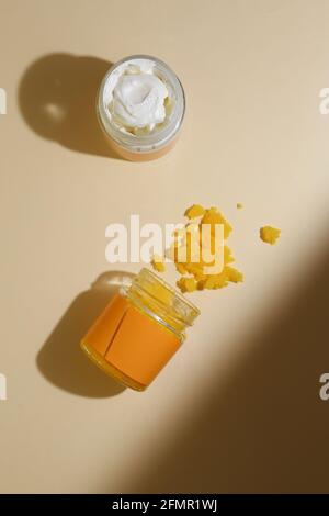 Gommage corporel au café moulu, au sucre et à l'huile de noix de coco dans un pot en verre sur la table, cosmétique maison pour le gommage et les soins du spa Banque D'Images