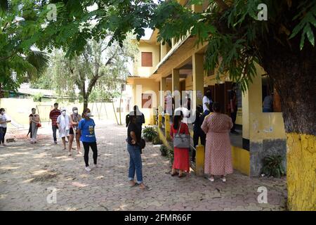 Guwahati, Assam, Inde. 11 mai 2021. File d'attente des jeunes pour l'injection de COVID-19 dans le centre de vacances de Guwahati Assam Inde le mardi 11 mai 2021.la vaccination des jeunes âgés de 18 à 45 ans avait commencé dans l'État. Credit: Dasarath Deka/ZUMA Wire/Alay Live News Banque D'Images