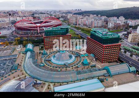 Lisbonne, Portugal - 15 décembre 2020 : vue aérienne du stade de football de Benfica et du centre commercial de Colombo dans le quartier de Benfica, Lisbonne, Portugal. Banque D'Images