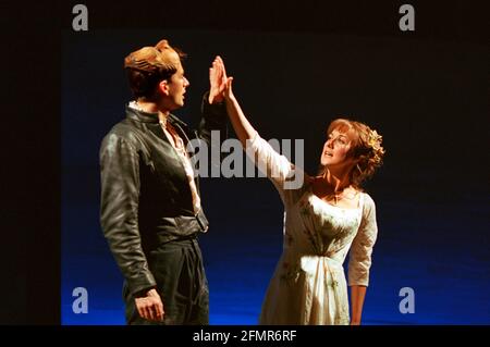 Meetiing at the ball: David Tennant (Romeo), Alexandra Gilbreath (Juliet) à ROMEO ET JULIET par Shakespeare à la Royal Shakespeare Company (RSC), Royal Shakespeare Theatre, Stratford-upon-Avon 05/07/2000 musique: Stephen Warbeck design: Tom Piper éclairage: Chris Davey combats: Terry King mouvement: Liz Ranken réalisateur: Michael Boyd Banque D'Images