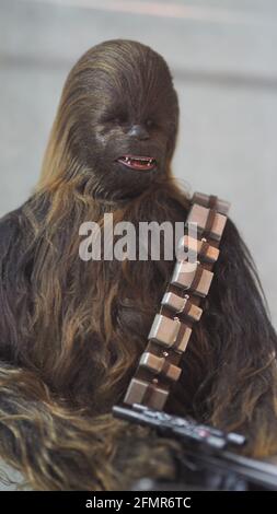 Bangkok Thaïlande. Avril 30 2018. Figurine Star Wars. Chewbacca debout et son fusil. Chewbacca jouet chiffres modèle de caractères. Figurine StarWars Hasbro Banque D'Images