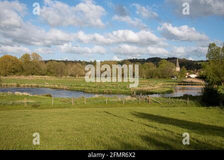 Stockbridge, Hampshire, Angleterre, Royaume-Uni. 2021. L'essai de la rivière qui traverse la vallée de Test à Stockbridge une petite ville proche de Winchester, Hampshire, Banque D'Images