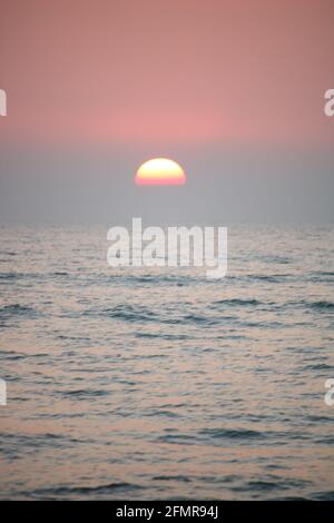 Le beau coucher de soleil à Cox'sbazar Sea Beach, la plus longue plage de la mer au monde Banque D'Images