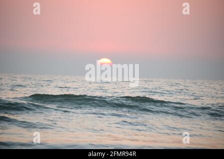 Le beau coucher de soleil à Cox'sbazar Sea Beach, la plus longue plage de la mer au monde Banque D'Images