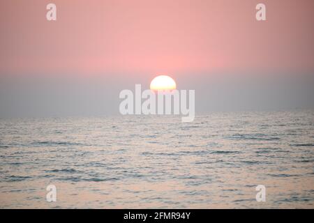 Le beau coucher de soleil à Cox'sbazar Sea Beach, la plus longue plage de la mer au monde Banque D'Images