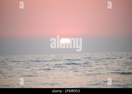 Le beau coucher de soleil à Cox'sbazar Sea Beach, la plus longue plage de la mer au monde Banque D'Images