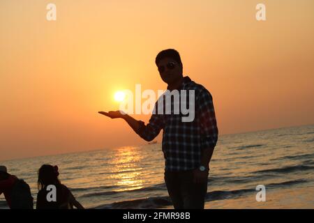 Le beau coucher de soleil à Cox'sbazar Sea Beach, la plus longue plage de la mer au monde Banque D'Images