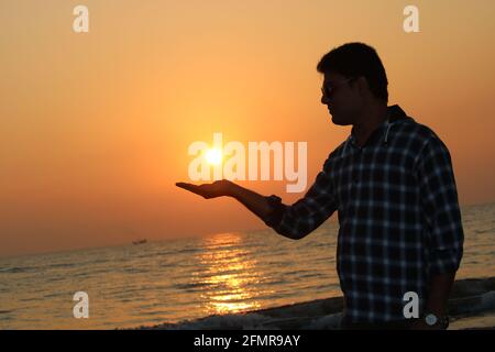 Le beau coucher de soleil à Cox'sbazar Sea Beach, la plus longue plage de la mer au monde Banque D'Images