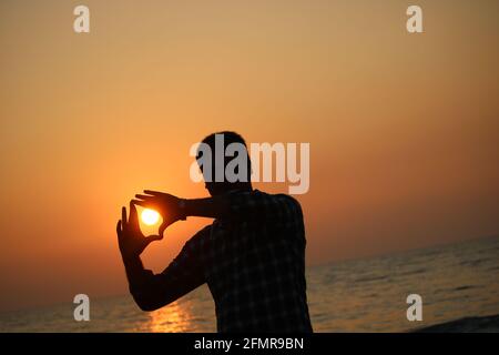 Le beau coucher de soleil à Cox'sbazar Sea Beach, la plus longue plage de la mer au monde Banque D'Images