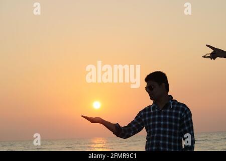 Le beau coucher de soleil à Cox'sbazar Sea Beach, la plus longue plage de la mer au monde Banque D'Images