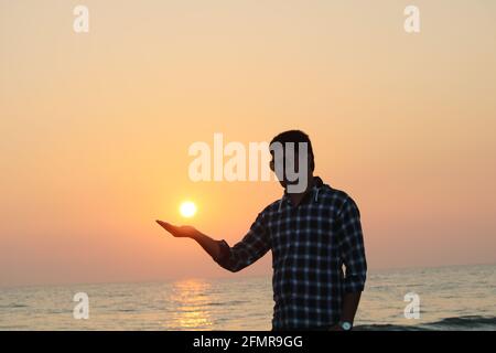 Le beau coucher de soleil à Cox'sbazar Sea Beach, la plus longue plage de la mer au monde Banque D'Images