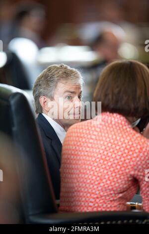 Austin, Texas, États-Unis. 5 juin 2014. Le sénateur de l'État du Texas Don Huffines s'entretient avec le collègue du Sénat lois Kolkhorst à la salle du Sénat le 21 janvier 2015, peu après son entrée en fonction. Huffines a servi jusqu'en 2019 et a annoncé sa candidature au poste de gouverneur du Texas contre Greg Abbott en 2021. Crédit : Bob Daemmrich/ZUMA Wire/Alay Live News Banque D'Images