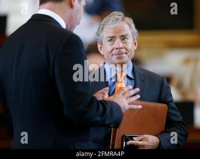 Austin, Texas, États-Unis. 5 juin 2014. Le sénateur de l'État du Texas Don Huffines s'entretient avec un collègue au Sénat le 21 janvier 2015, peu après son entrée en fonction. Huffines a servi jusqu'en 2019 et a annoncé sa candidature au poste de gouverneur du Texas contre Greg Abbott en 2021. Crédit : Bob Daemmrich/ZUMA Wire/Alay Live News Banque D'Images