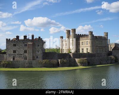 Leeds, Kent, Royaume-Uni. 11 mai 2021. Météo au Royaume-Uni : un après-midi ensoleillé et chaud au château de Leeds dans le Kent. (Photos prises à partir d'un sentier public). Crédit : James Bell/Alay Live News Banque D'Images