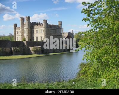 Leeds, Kent, Royaume-Uni. 11 mai 2021. Météo au Royaume-Uni : un après-midi ensoleillé et chaud au château de Leeds dans le Kent. (Photos prises à partir d'un sentier public). Crédit : James Bell/Alay Live News Banque D'Images