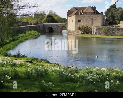 Leeds, Kent, Royaume-Uni. 11 mai 2021. Météo au Royaume-Uni : un après-midi ensoleillé et chaud au château de Leeds dans le Kent. (Photos prises à partir d'un sentier public). Crédit : James Bell/Alay Live News Banque D'Images