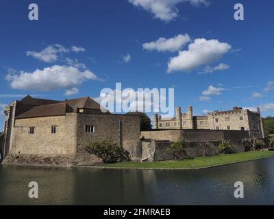 Leeds, Kent, Royaume-Uni. 11 mai 2021. Météo au Royaume-Uni : un après-midi ensoleillé et chaud au château de Leeds dans le Kent. (Photos prises à partir d'un sentier public). Crédit : James Bell/Alay Live News Banque D'Images