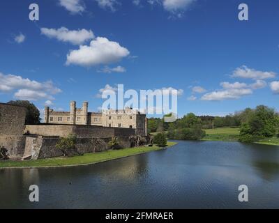 Leeds, Kent, Royaume-Uni. 11 mai 2021. Météo au Royaume-Uni : un après-midi ensoleillé et chaud au château de Leeds dans le Kent. (Photos prises à partir d'un sentier public). Crédit : James Bell/Alay Live News Banque D'Images