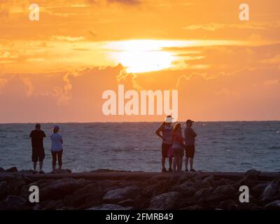 Coucher de soleil sur le golfe du Mexique avec les gens sur le north Jetty à Nokomis Floride Etats-Unis pris du sud Ou sur la jetée de Venise Banque D'Images