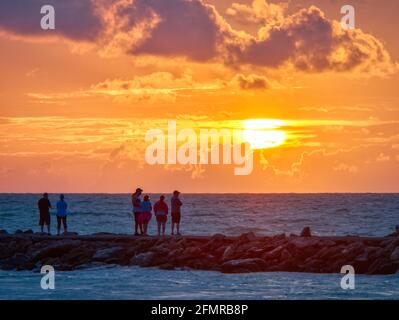 Coucher de soleil sur le golfe du Mexique avec les gens sur le north Jetty à Nokomis Floride Etats-Unis pris du sud Ou sur la jetée de Venise Banque D'Images