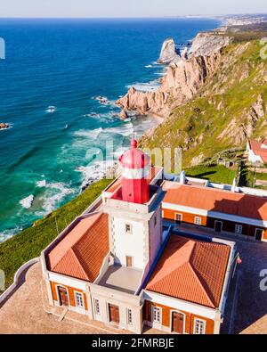 Vue aérienne du phare de Cabo da Roca, une côte naturelle avec un point de vue sur les falaises face à l'océan Atlantique, Colares, Lisbonne, Portugal. Banque D'Images