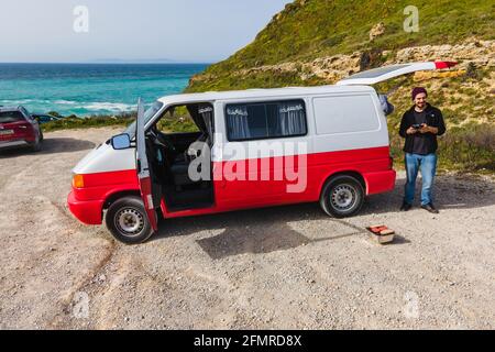 Setubal, Portugal - 27 mars 2021 : vue aérienne d'une automobile rouge et blanche garée sur la plage en nature, Setubal, Portugal. Banque D'Images