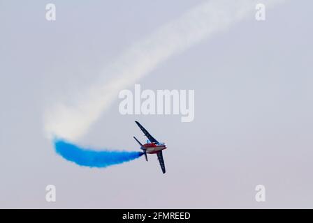 BARCELONE - 2 OCTOBRE : un pilote non identifié effectue des acrobaties lors de l'exposition d'avions aériens Festa al Cel, le 2 octobre 2011, à Barcelone Banque D'Images