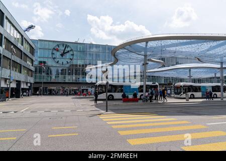 Aarau, Suisse - 28 avril 2021 : vue sur la gare ferroviaire et routière moderne du centre-ville d'Aarau Banque D'Images