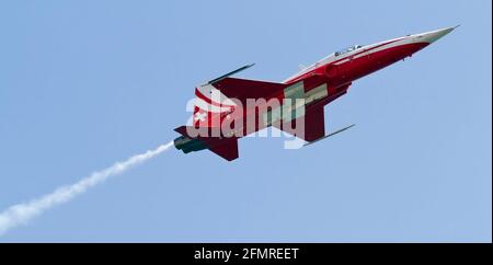 BARCELONE - 2 OCTOBRE : un pilote non identifié effectue des acrobaties lors de l'exposition d'avions aériens Festa al Cel, le 2 octobre 2011, à Barcelone Banque D'Images