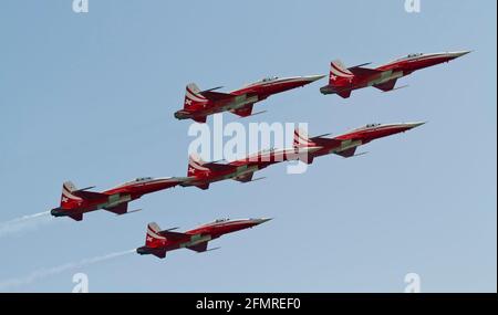 BARCELONE - 2 OCTOBRE : un pilote non identifié effectue des acrobaties lors de l'exposition d'avions aériens Festa al Cel, le 2 octobre 2011, à Barcelone Banque D'Images