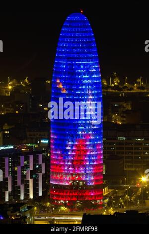 BARCELONE, ESPAGNE - DÉCEMBRE 26 : Torre Agbar, Tour d'affaires à Barcelone au 26 décembre 2011. La tour a été officiellement ouverte par le roi d'Espagne Banque D'Images