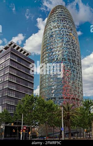BARCELONE, ESPAGNE - DÉCEMBRE 26 : Torre Agbar, Tour d'affaires à Barcelone au 26 décembre 2011. La tour a été officiellement ouverte par le roi d'Espagne Banque D'Images
