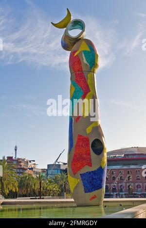 BARCELONE - 8 JANVIER : la statue « Woman & Bird », le Jaunary 8, 2011 à Barcelone. Woman & Bird par Joan Miro. Derrière, arènes de Bullring. À l'intérieur se trouve la r Banque D'Images