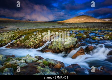 Rivière et montagnes dans la lumière étonnante du matin dans le parc national de Dovrefjell, Dovre, Norvège, Scandinavie. Banque D'Images