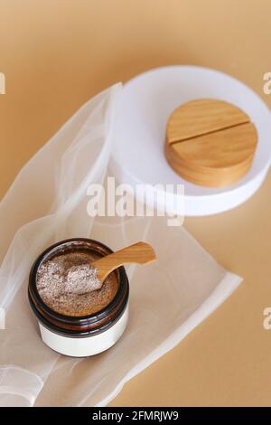 Gommage corporel au café moulu, au sucre et à l'huile de noix de coco dans un pot en verre sur la table, cosmétique maison pour le gommage et les soins du spa Banque D'Images