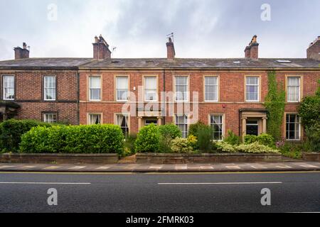 Façade d'une rangée de maisons en terrasse dans le village de Gretna Green, Écosse, Royaume-Uni Banque D'Images