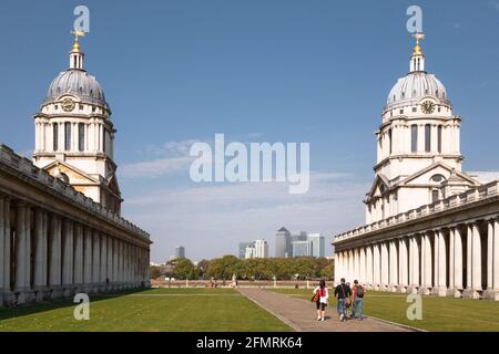 LONDRES, Royaume-Uni - 03 octobre 2011. Deux dômes du Old Royal Naval College, Musée maritime national, Greenwich. Canary Wharf peut être vu à l'horizon Banque D'Images